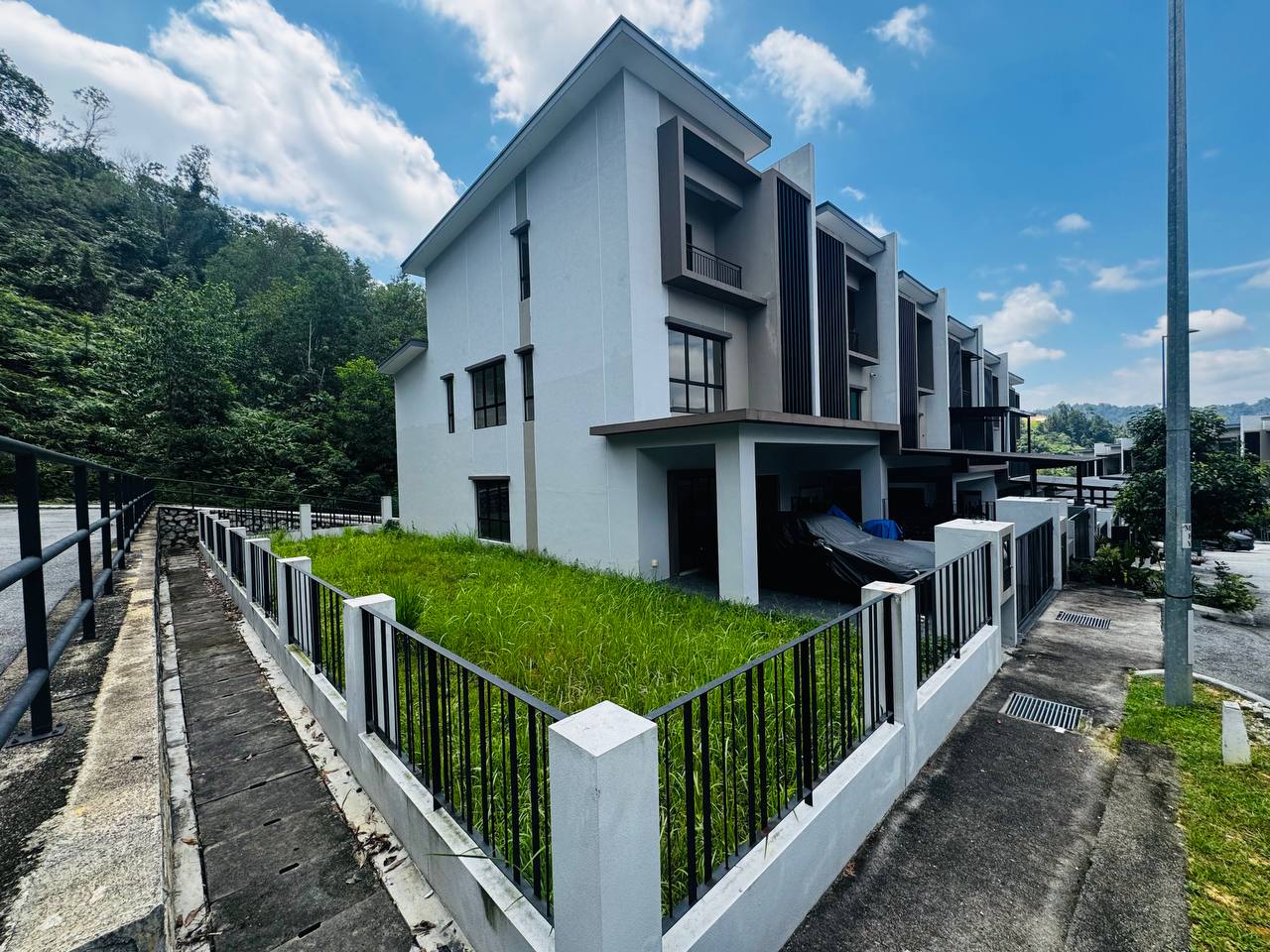 Brand New Corner Unit 3 Storey Terrace Nassim Heights Taman Ukay Bistari Ampang Selangor - Image 3