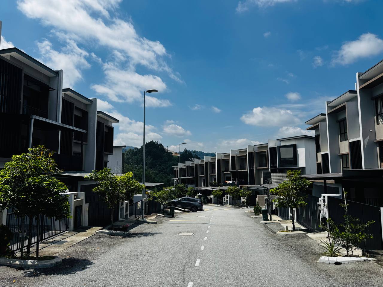Brand New Corner Unit 3 Storey Terrace Nassim Heights Taman Ukay Bistari Ampang Selangor - Image 2