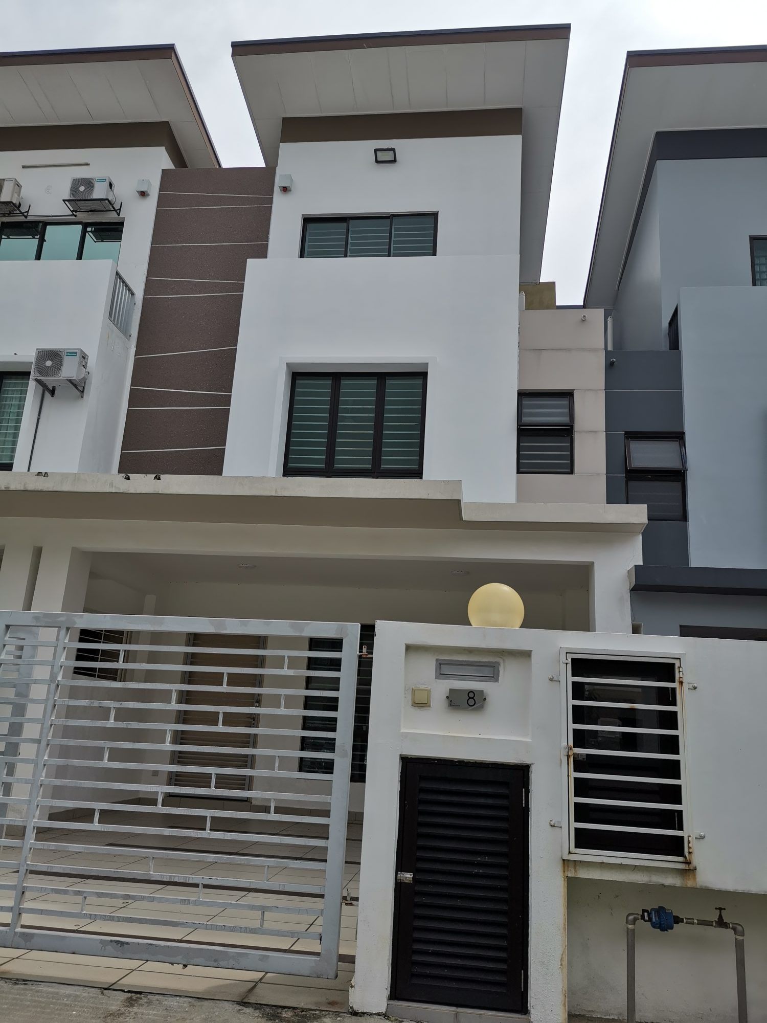 Spacious 6-Bed Freehold 2.5 Storey Terrace House in Setia Alam - Image 1