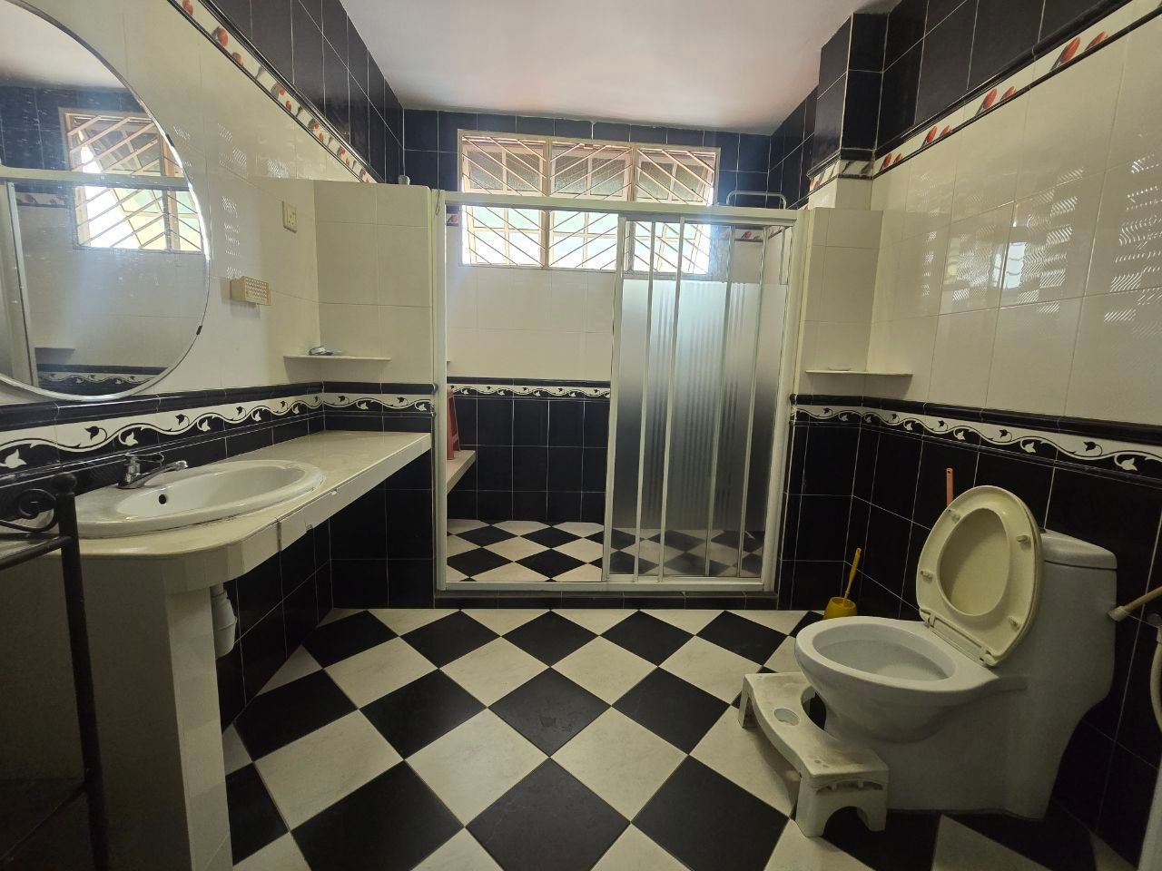 Excellent Condition, Spacious Semi-D at Seksyen 7, Shah Alam - Image 4