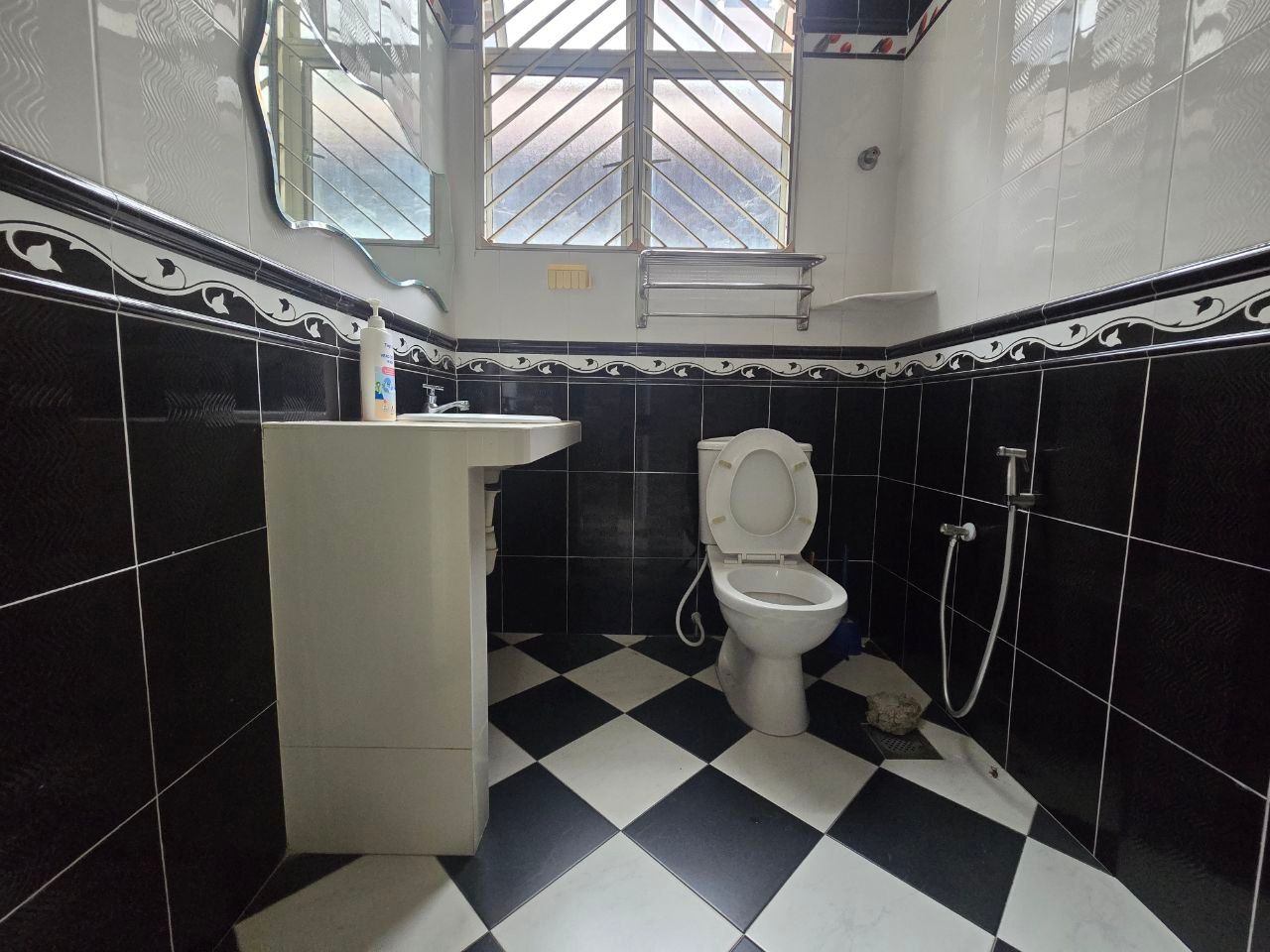 Excellent Condition, Spacious Semi-D at Seksyen 7, Shah Alam - Image 12