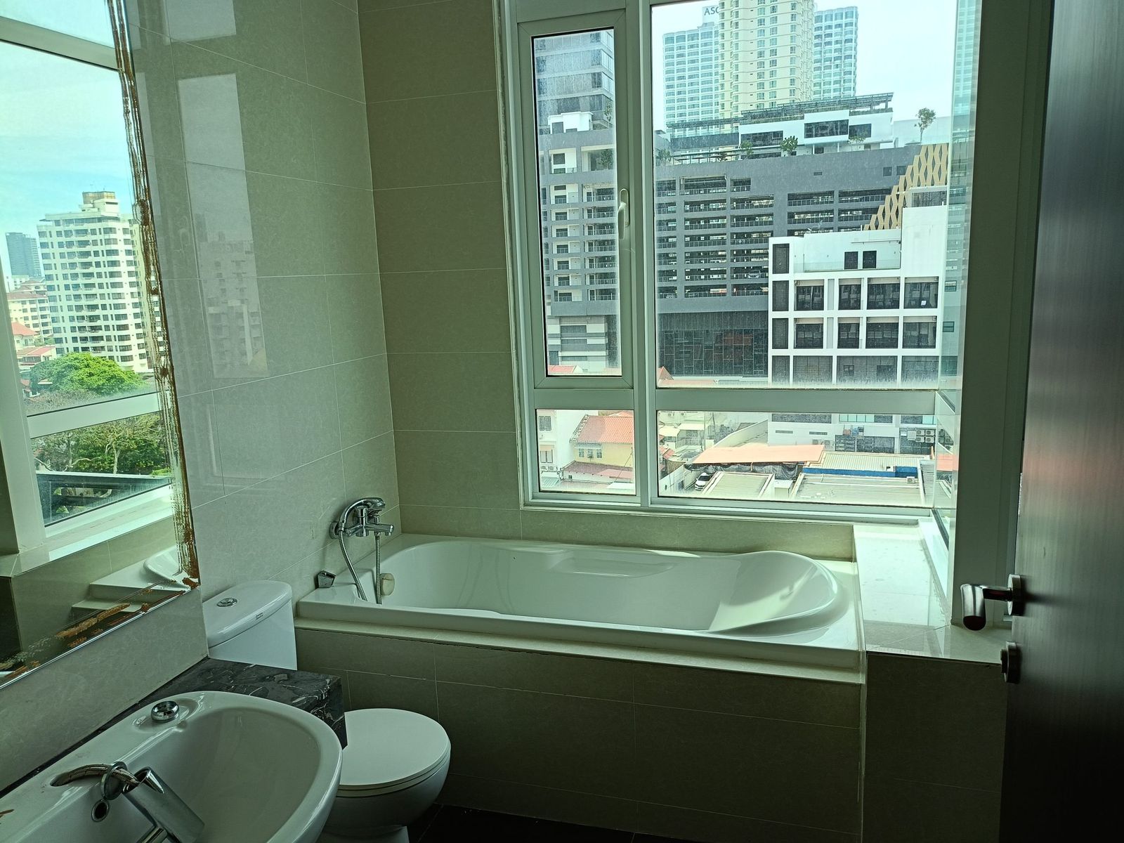 H Residence Luxury Condo with 2 carparks 5000sf morning sun balcony - Image 10