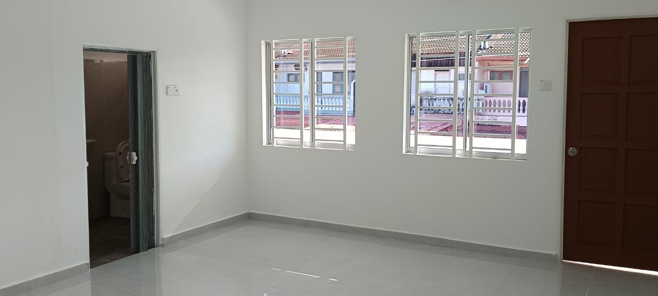 Master bedroom - 2-storey Terrace House, Newly Renovated - Image 4