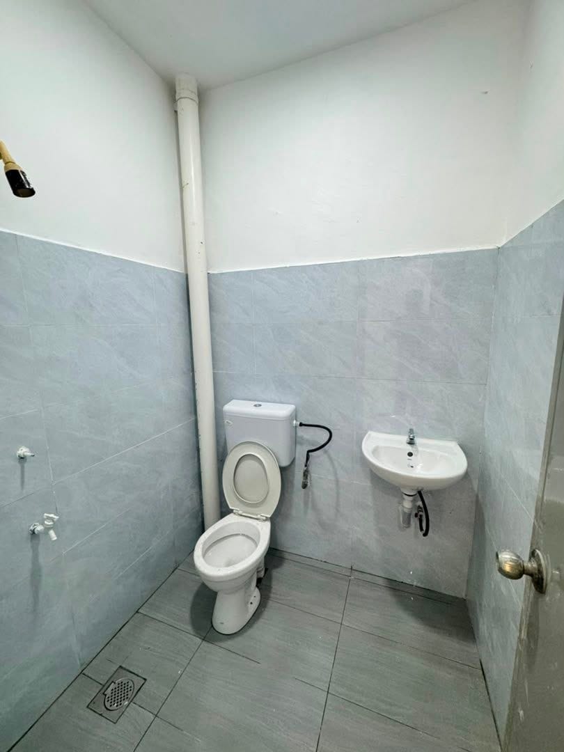 Bathroom - Fully Renovated Single Storey Terrace @ Bandar Putra Merbuk Kulai | Freehold | Non-Bumi | RM478K - Image 6