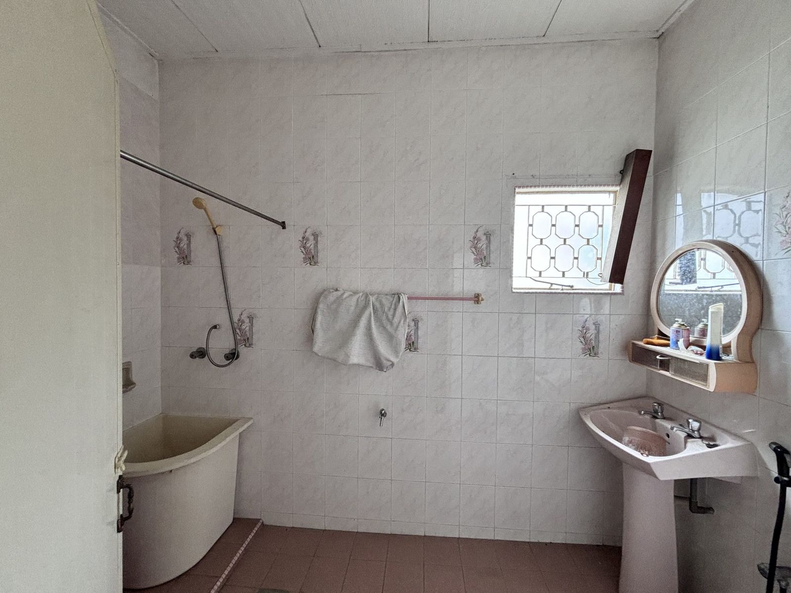 Bungalow @ Jalan Gurney Kiri – Opposite International School! - Image 16