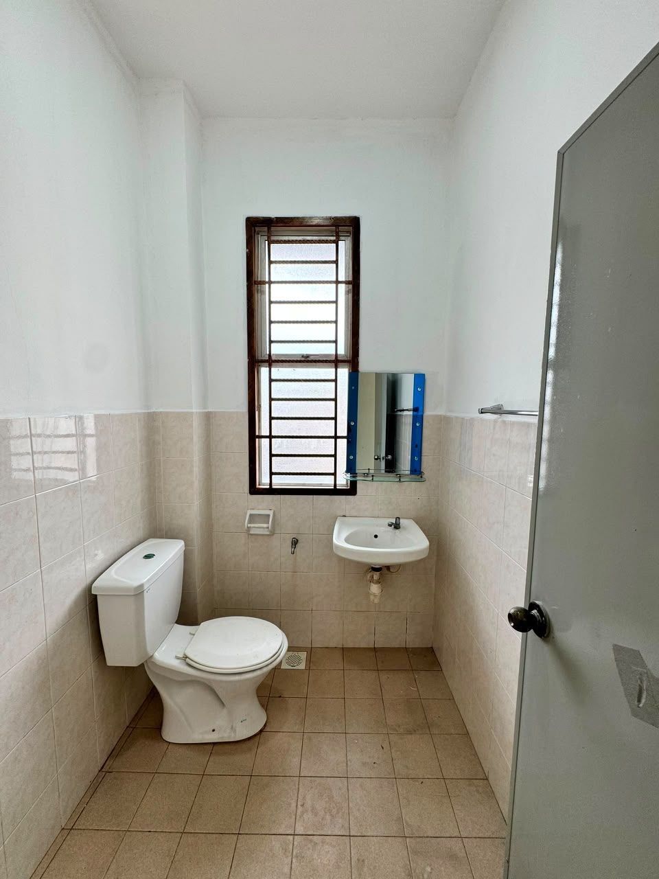 Bathroom - NEW FULLY RENOVATED | Double Storey Terrace @ Bandar Putra Kulai | 4BR 3BA | RM538K - Image 11
