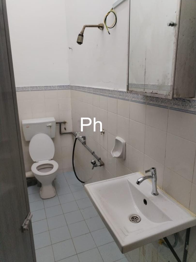 Bathroom - 20' × 75' LAND | 1,500 SQ FT | OPEN ROAD FRONTAGE | WELL-KEPT | PUTRA PERDANA - Image 7