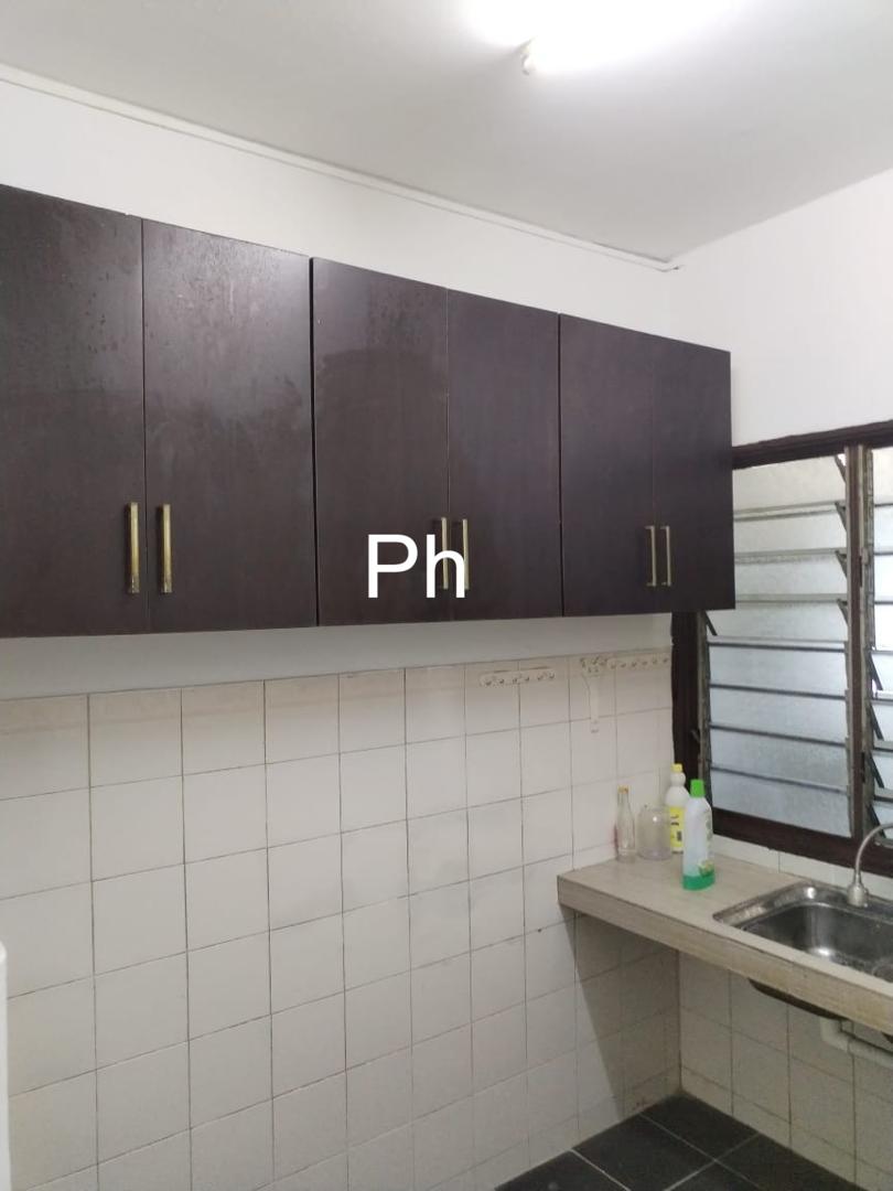 Kitchen - 20' × 75' LAND | 1,500 SQ FT | OPEN ROAD FRONTAGE | WELL-KEPT | PUTRA PERDANA - Image 6