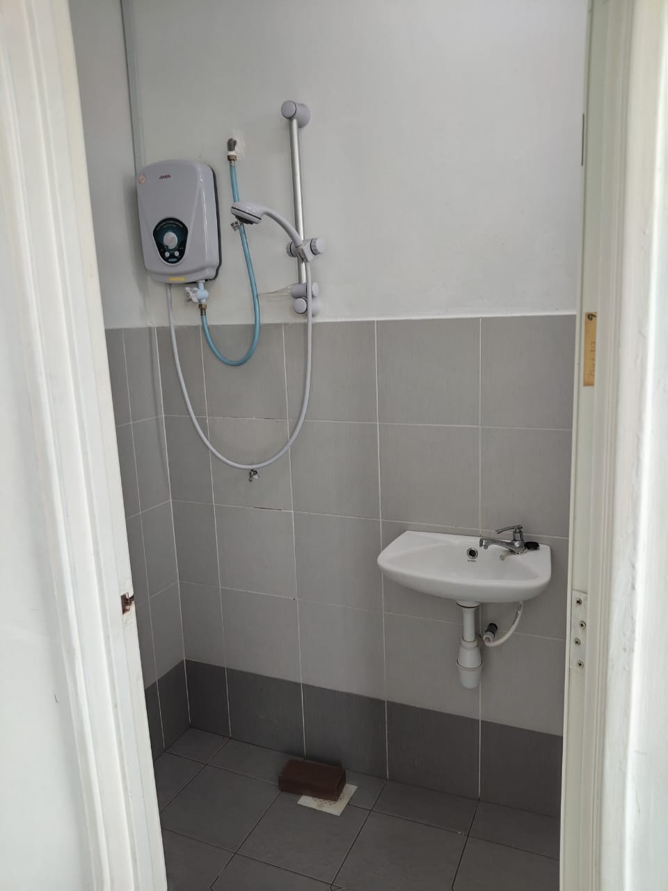 Cozy and Cheap Rental-Double Storey House@Laman Indah, Kangkar Pulai-RM1,650 - Image 10