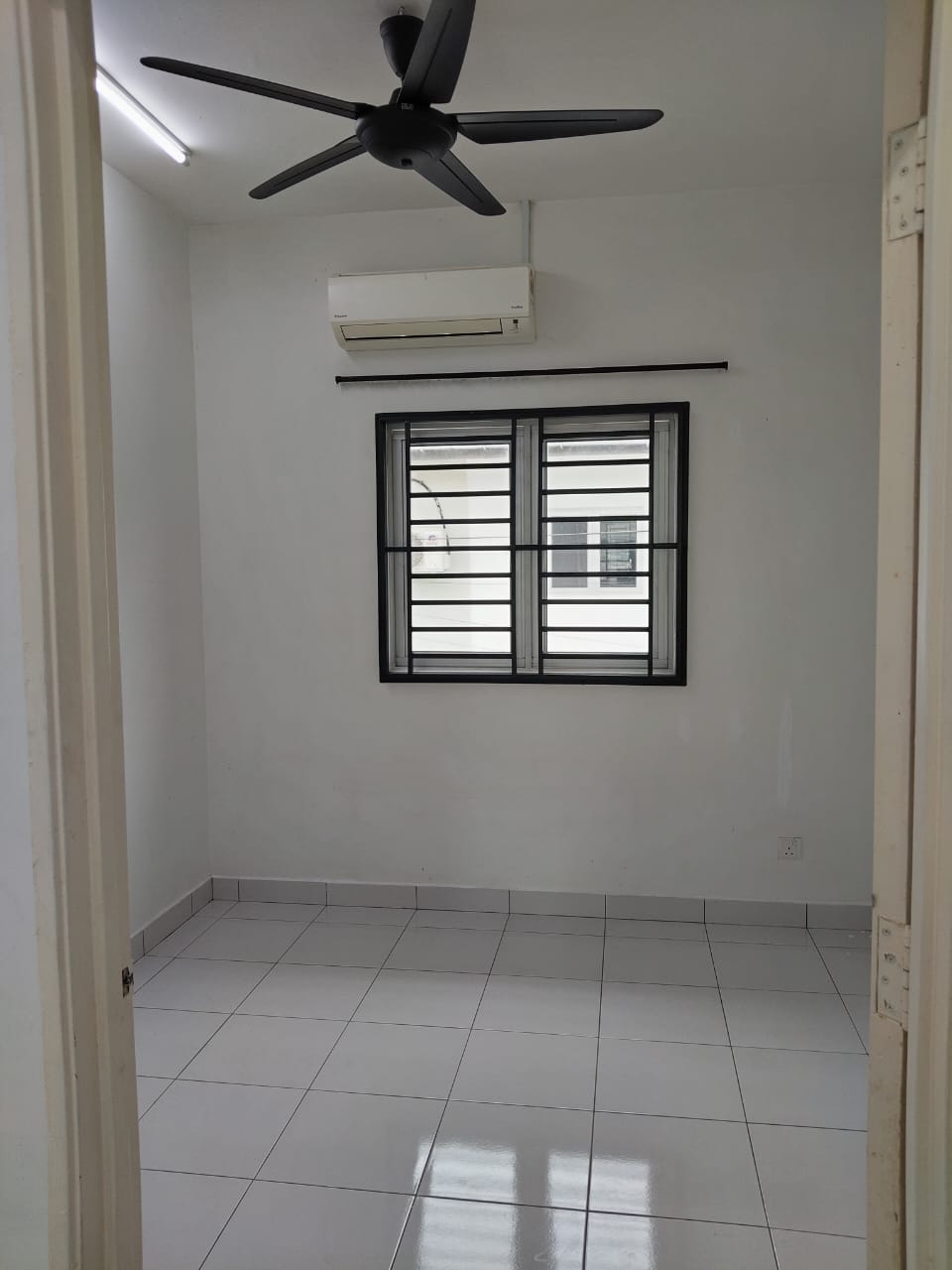 Cozy and Cheap Rental-Double Storey House@Laman Indah, Kangkar Pulai-RM1,650 - Image 12
