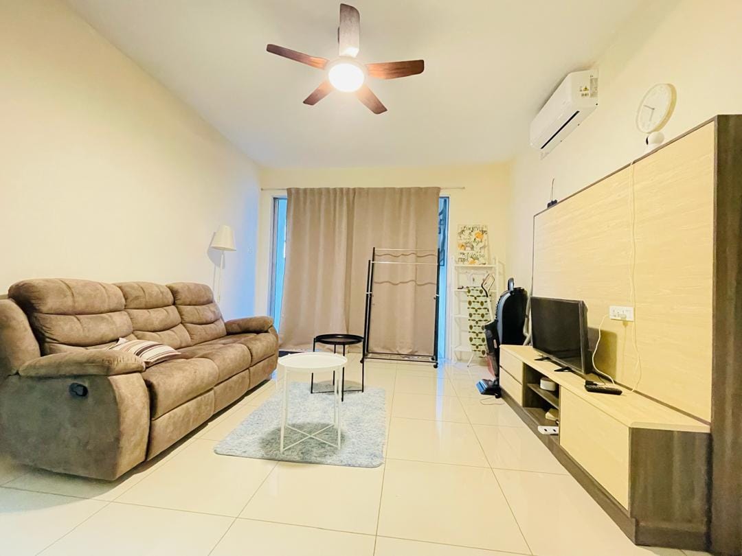 Direct Owner Listing - PV20 Platinum Lake Condominium, Setapak (Below Market Value / Strategic Location)  Property Specifications: - Property Type: Condominium - Tenure: Leasehold - Built-up Size: 1,300+ sq.ft (Spacious layout) - Bedrooms: 3 - 4 - Bathroo - Image 1