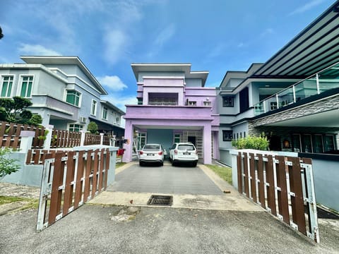 NICE UNIT, DOUBLE STOREY SEMI D NILAI SPRING VILLAS ALPHA FOR SALE.