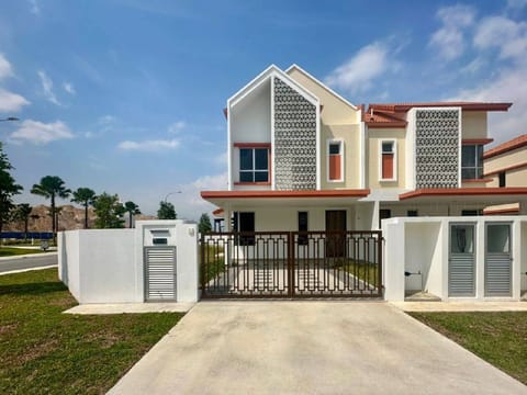 Brand New Corner Lot 2-Storey Semi-D Cluster, Caralyn @ Setia Alam Sari Bangi – Next to Casablanca Park