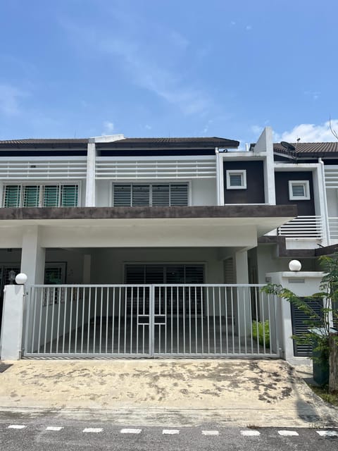 2-Storey Laman Azalea at Nilai Impian