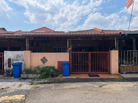 Rumah Bukit Naga | Rumah Teres Setingkat |3 Bedrooms | 2 Bathrooms | RM 378K FREEHOLD !