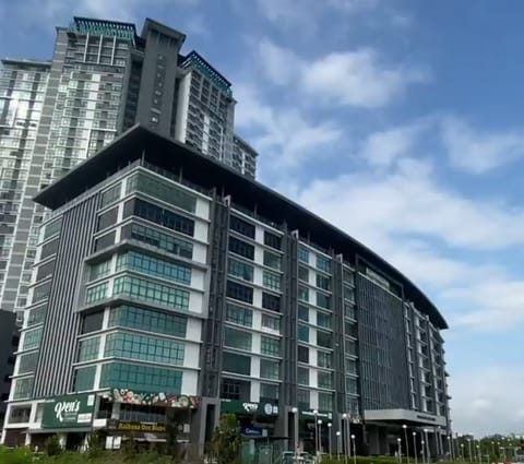 FACING MAIN ROAD, LARGE UNIT, PRICED TO RENT FAST