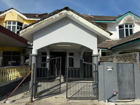 4BR Double Storey Terrace For Sale @ Taman Air Tawar Indah | Freehold