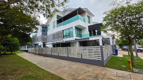 For Sale or Rent: Fully Renovated 3-Storey End-Lot Terrace with Private Pool, Open Spaces & Extra Land – Denai Alam
