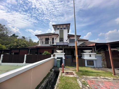 🔥🔥NICE UNIT🔥🔥 Renovated and Extended, Corner Lot Double Storey Bungalow  with Private Swimming Pool Laman Kekwa, Nilai Impian. Negeri Sembilan.