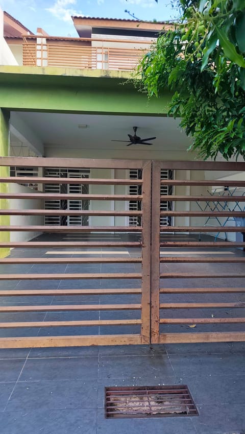 2 Storey House with 4Bedroom + 4Bathroom