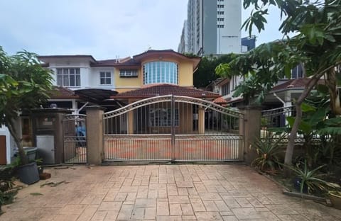 Excellent Condition, Spacious Semi-D at Seksyen 7, Shah Alam
