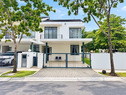 END LOT Double Storey Superlink Terrace House Summerglades, Perdana Lakeview West Cyberjaya 