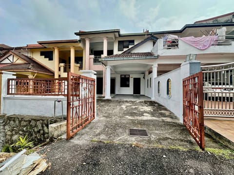 Double Storey Intermediate, Taman Desa Melati, Nilai, Negeri Sembilan (Near Bukit Melati)