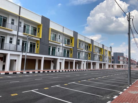 SOHO For Sale In Taman Kampar Putra, 638 Sq Ft